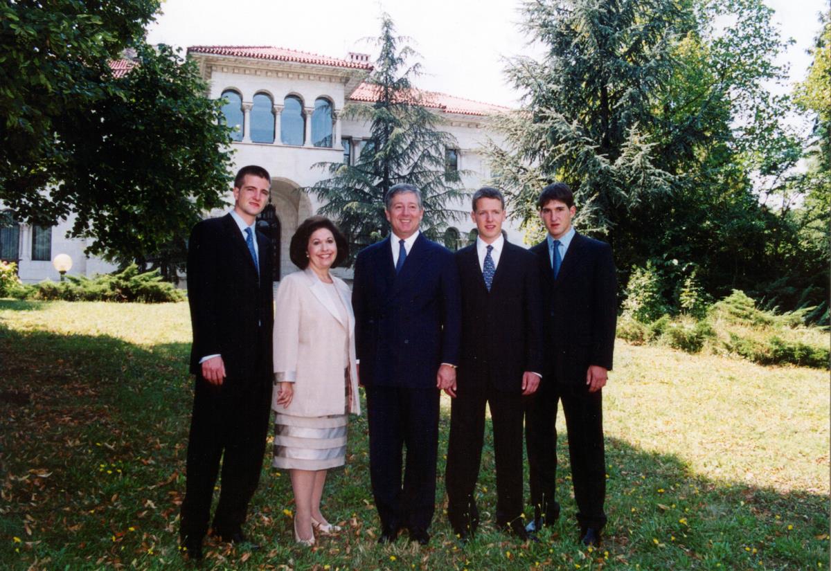 royal-family-in-front-of-the-pallace.jpg