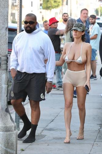 Bjanka Ćensori skoro gola šeta ulicom