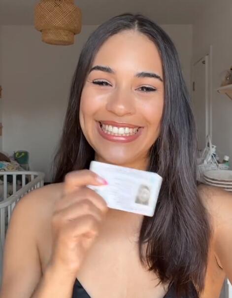 Dženi Martin drži ličnu kartu