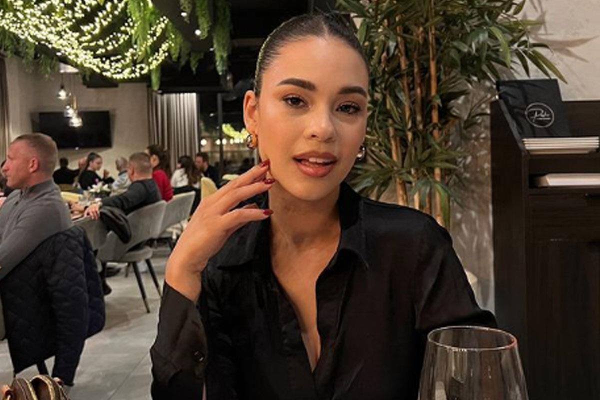 Dženi Martin u restoranu