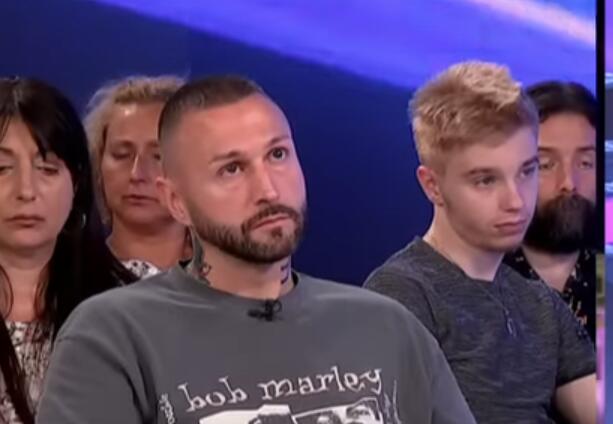 ZBOG VEZE SA OŽENJENIM KOLEGOM SE POSVAĐALA SA SVIMA! Od nje je stariji 20 godina, nakon skandala se povukla, a sad se oglasila i svi komentarišu jedno