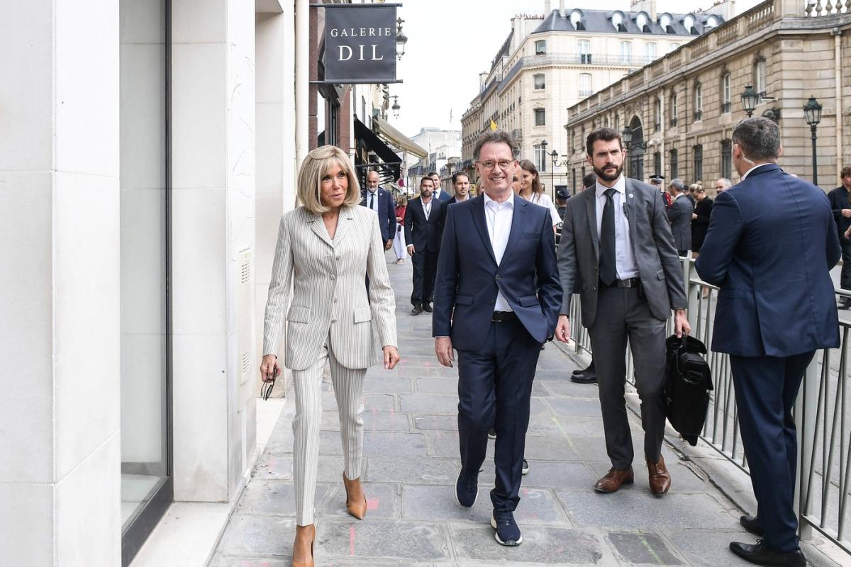 Brižit Makron u belom kompletu