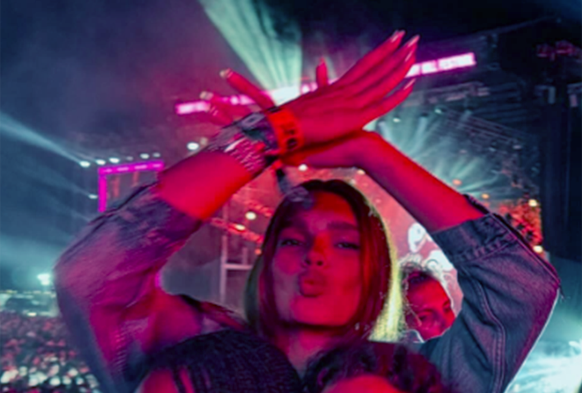 Dua Lipa pokazuje dvoglavog orla