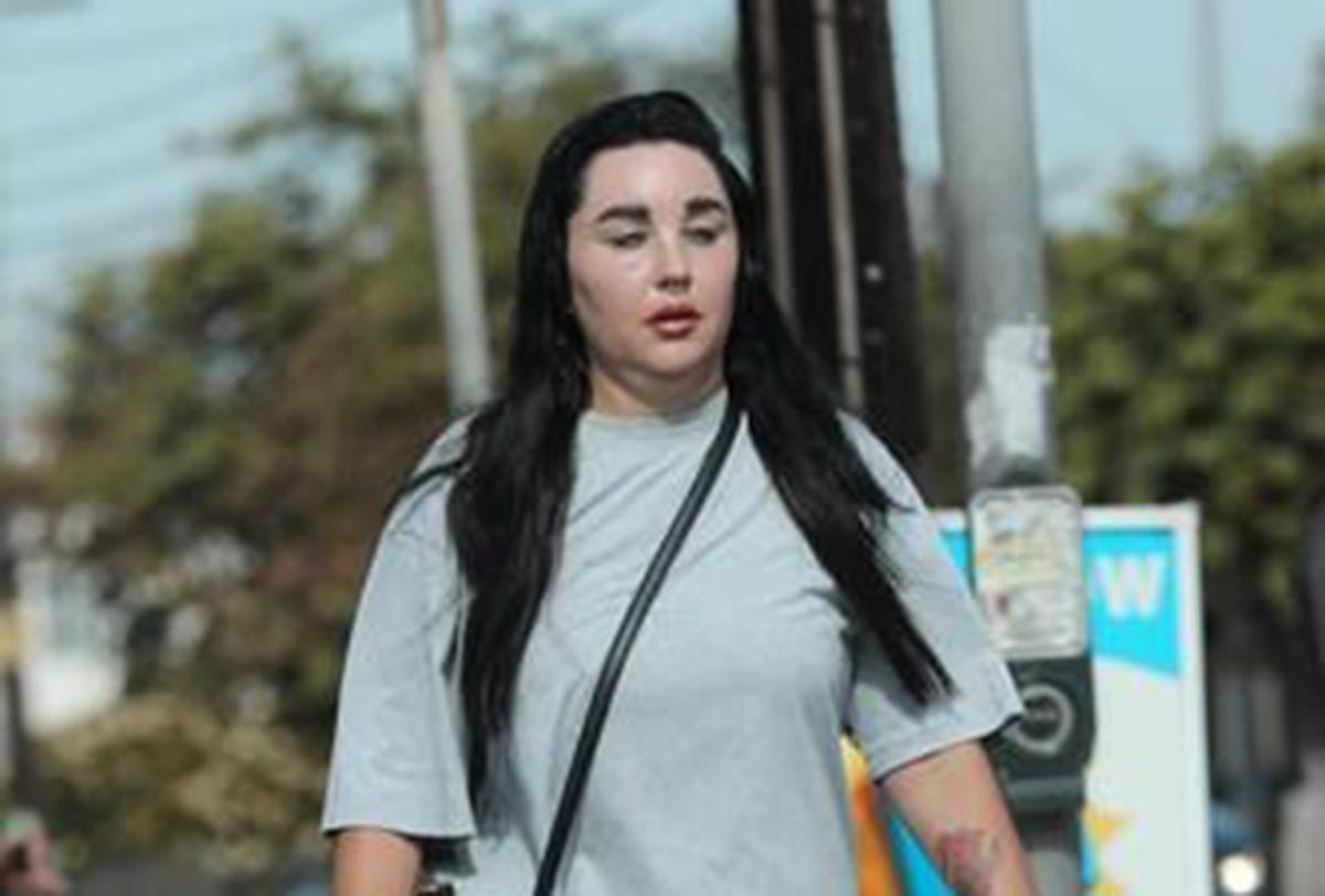 Amanda Bajns u sivoj majici na kratke rukave