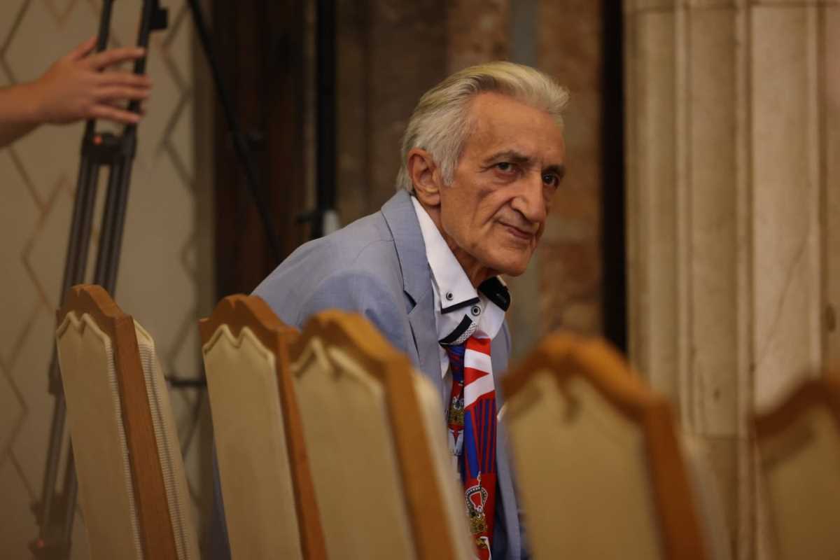 Mirko Kodić tužno sedi