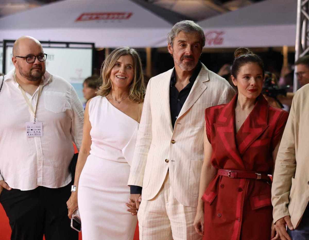 "Kad se avion približi Surčinu, preplavi me milina", važili su najlepši glumački par, a onda su spakovali kofere i napustili Srbiju