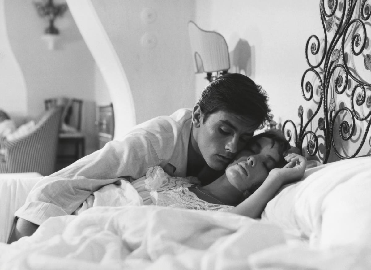 Alen Delon iz mlađih dana u krevetu sa koleginicom