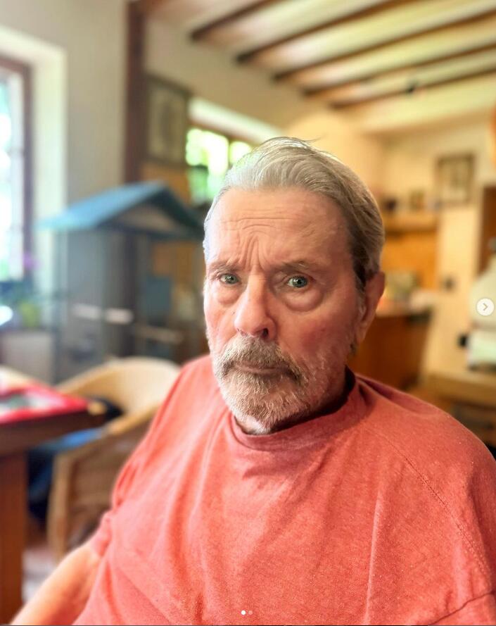 Alen Delon u crvenoj majici