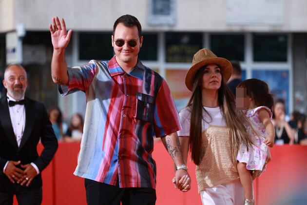 Aleksa Balašević sa suprugom Nikolinom i ćerkom Verom na premijeri filma Megdan