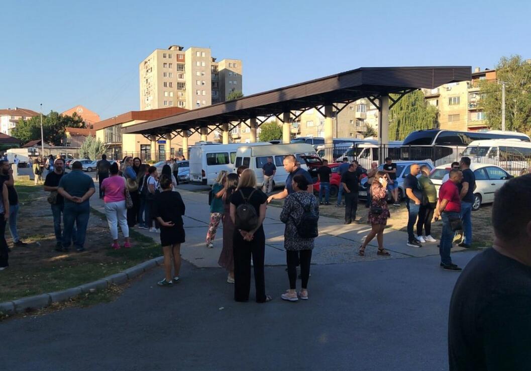 20240902-08-11-48okupljanje-radnika-ispred-po-kosovska-mitrovica-traze-da-im-se-omoguci-vracanje.jpg