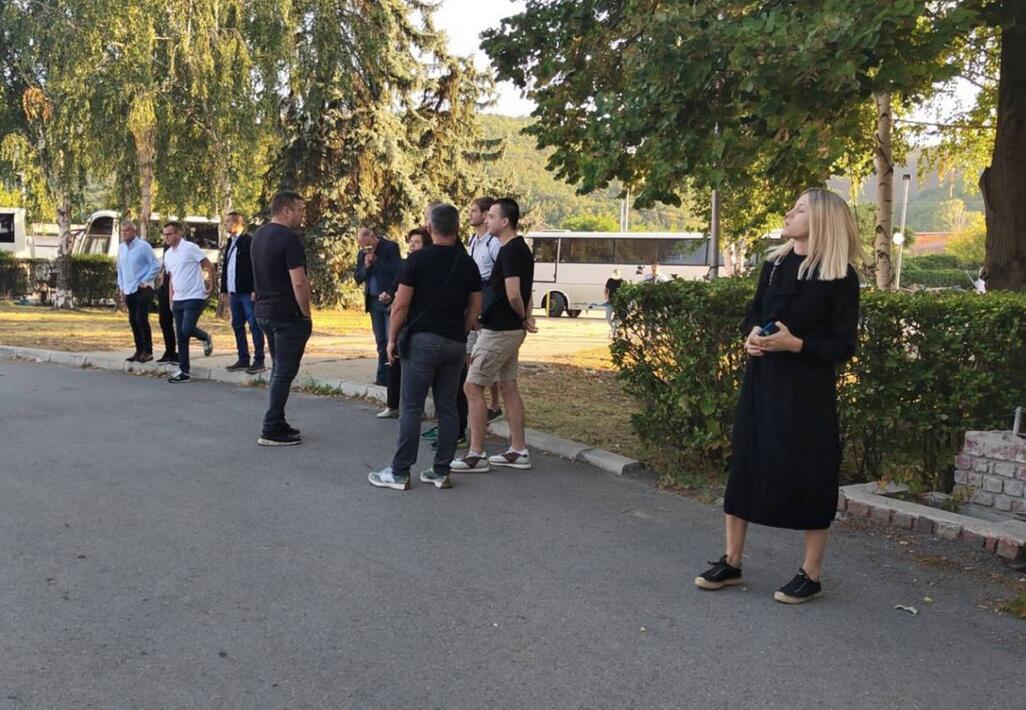 20240902-08-11-19okupljanje-radnika-ispred-po-kosovska-mitrovica-traze-da-im-se-omoguci-vracanje.jpg