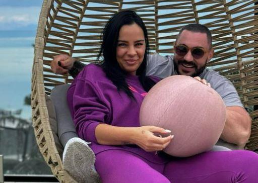 "JEDNOG DANA KADA ME NE BUDE BILO" Kontroverzni influenser objavio crno belu fotografiju sa suprugom i obratio joj se emotivnim rečima: Pero moj...