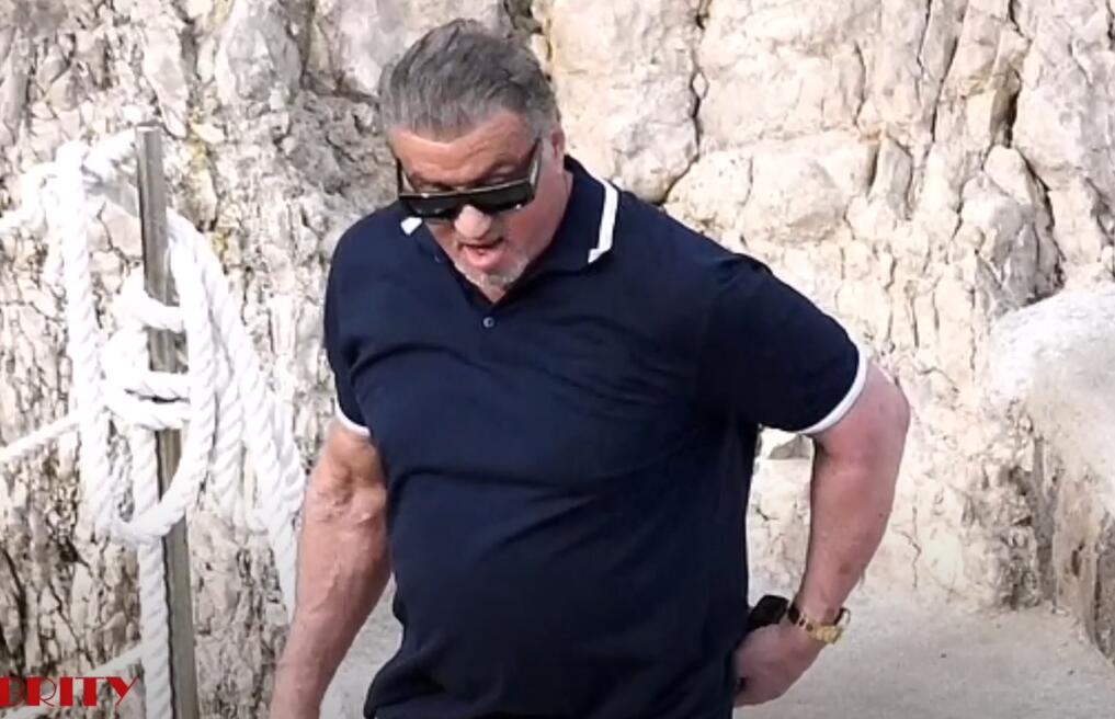 Silvester Stalone na obali u plavoj majici sa kragnom