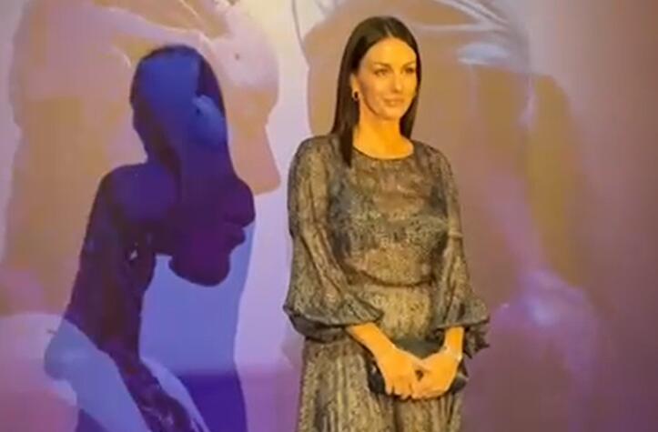 Sloboda Mićalović u svečanoj haljini