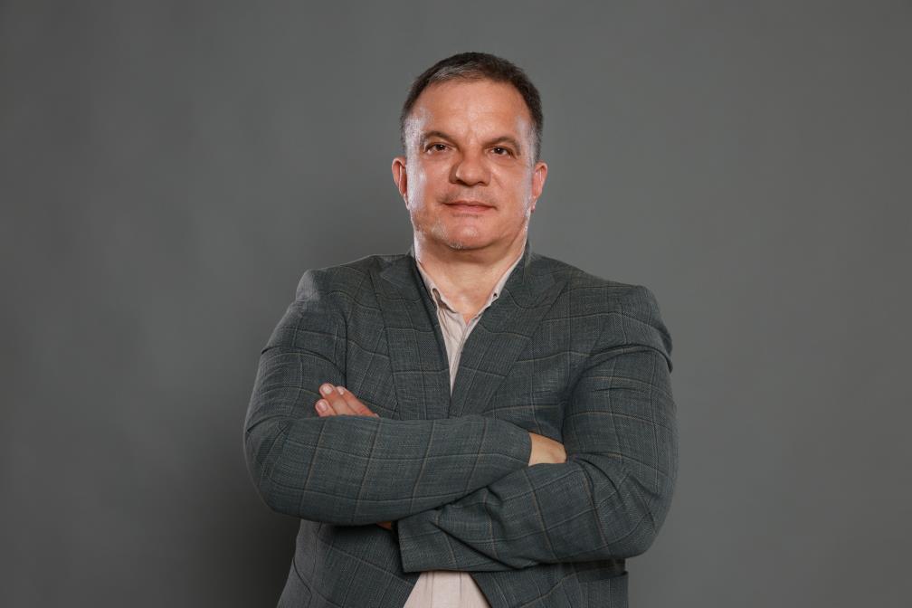 Dejan Vuk Stanković  (1973) Beograd, SFRJ. Završio Prvu beogradsku gimnaziju u Beogradu. Diplomirao na Odeljenju za filozofiju  na Filozofskom fakultetu  u Beogradu. Magistrirao i doktorirao na Filozofskom fakultetu, Univerziteta u Beogradu, Odeljenje za filozofiju, katedra za Etiku i praktičnu filozofiju. 
Od 2000-2003 stipendista Ministarstva za nauku i tehnologiju. Stručno se usavršavao na Institutu za filozofiju i društvenu teoriju, Alternativnoj akademskoj obrazovnoj mreži i Beogradskoj otvorenoj školi. Pohađao program „Razvoj demokratije i identitetska politika“ New School for Social Research , New York i „Democracy and Diversity Institute“  iz Krakova, Poljska.
Od 2003 godine, stalno zaposlen na Fakultetu za obrazovanje učitelja i vaspitača, Univerziteta u Beograda na kome je stekao zvanje vanrednog profesora za predmete : Filozofija sa etikom, Obrazovanje za medije i Obrazovanje za demokratiju i građansko društvo.
Napisao je dve samostalne i jednu koautorsku knjige, a koautor je novog izdanja udžbenika za Filozofiju za srednje škole, izdanje Zavoda za udžbenike i nastavna sredstva u Beogradu. 
Autor je velikog broja članaka iz oblasti etike, filozofije, komunikologije, i stručni recezent u priznatim naučnim časovima u Srbiji. 
Član je Filozofskog društva Srbije.
Od 2004. aktivni učesnik javnog  života u Srbiji u ulozi komentatora političkih i društvenih događaja i procesa u zemlji, regionu i svetu. Sarađuje sa svim vodećim medijskim kućama u Srbiji i šire. 
Redovni kolumnista sajta Kurira od 2023 godine.