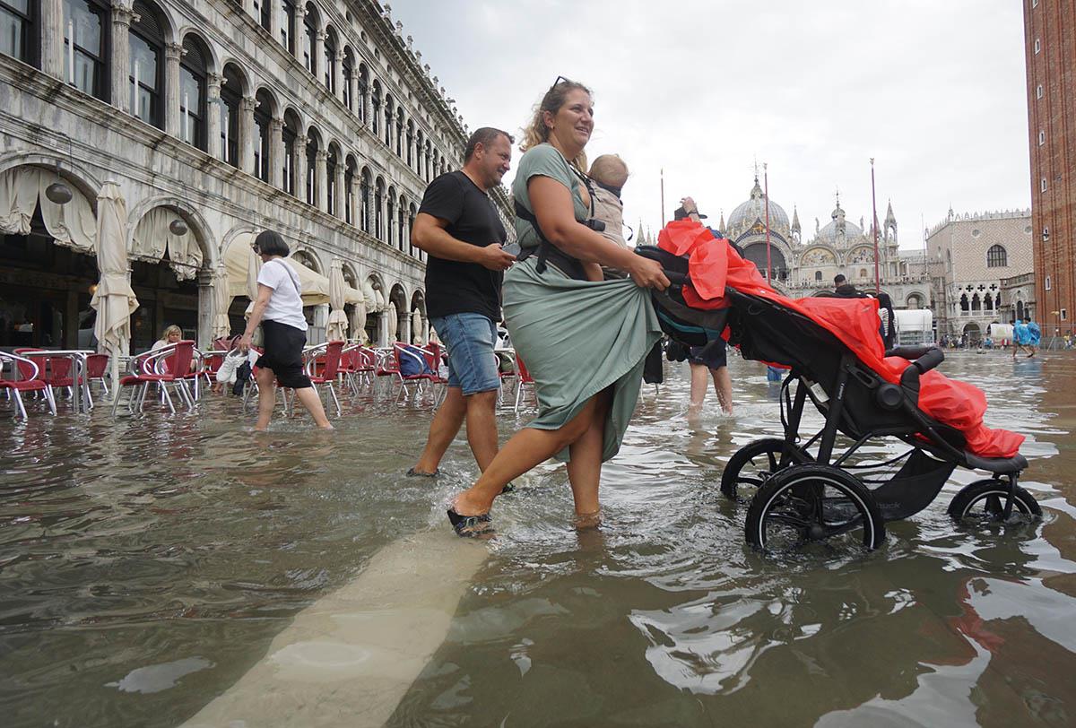 Poplave u italiji EPA_ANDREA MEROLA (2).jpg