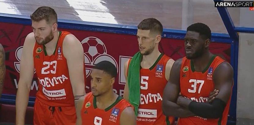 Pogledajte reakcije navijača nakon horor povrede košarkaša