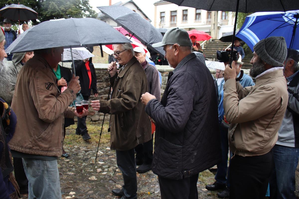 Вино прати све обичаје.jpg