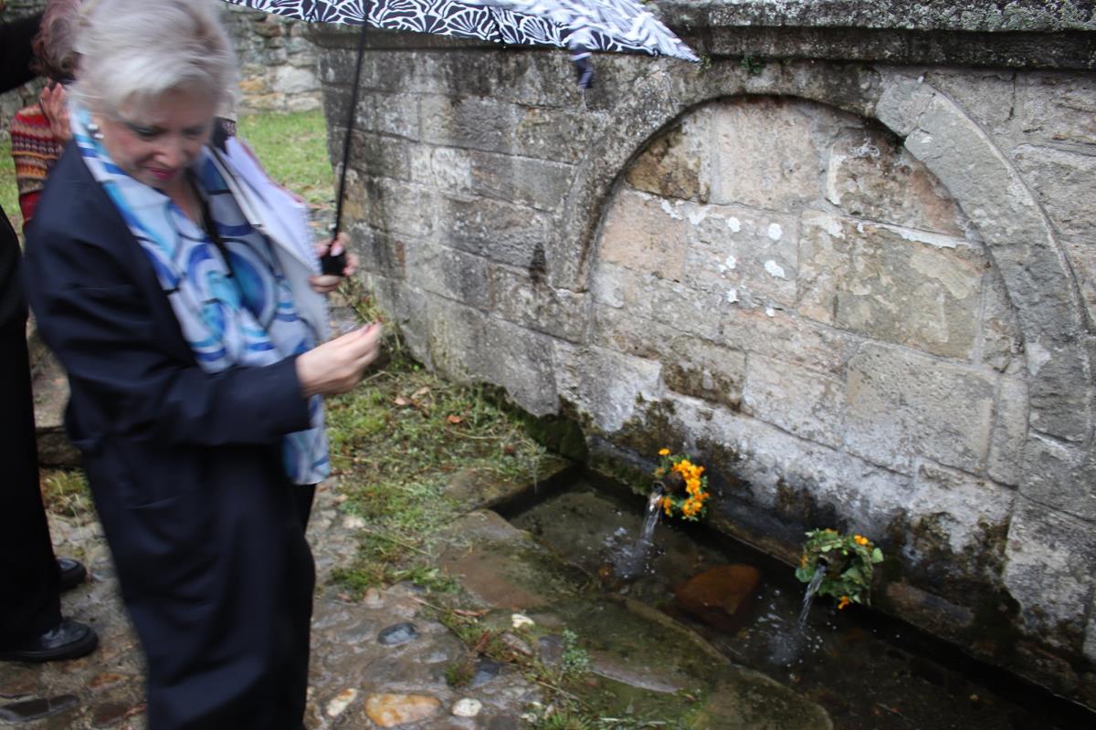 Кићење воде на Беловодској чесми.jpg