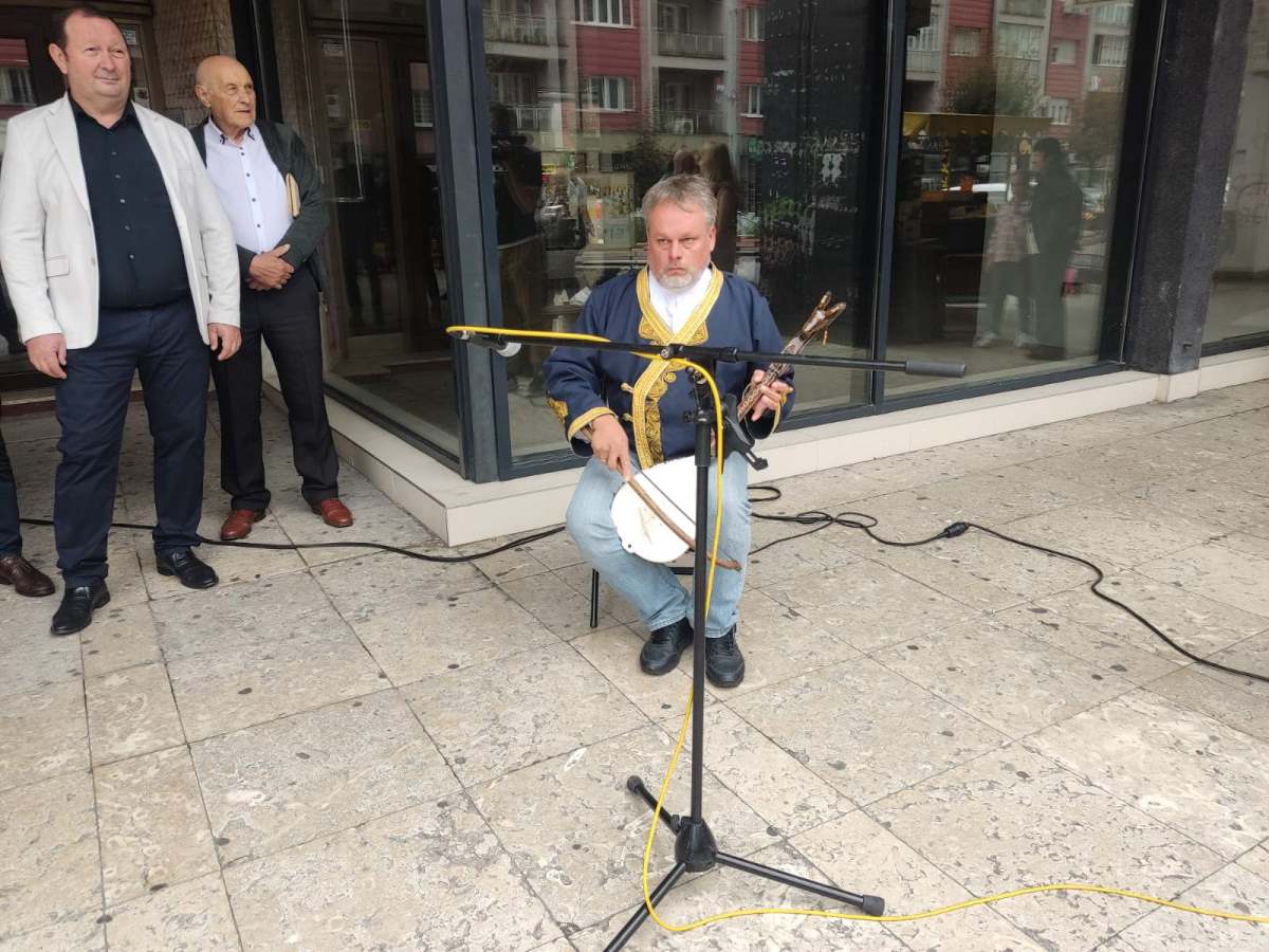 Užički medeni dani - guslar (6).jpg