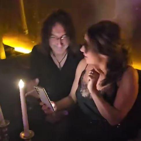 Ana Nikolić pored jelke u čipkanom vešu