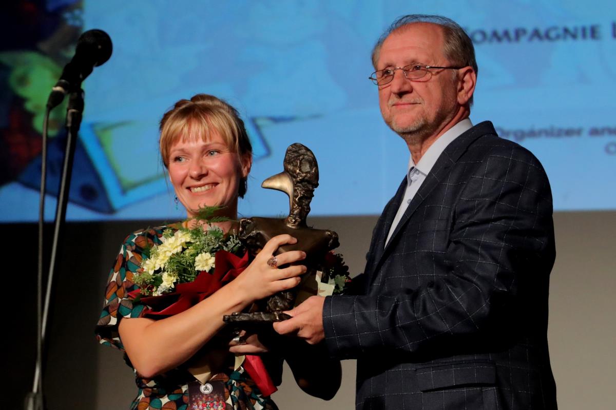 Vera Rozanova, autorka najbolje predstave Ne čekaj me, i Luka Kecman, foto Atila Kovač.jpg