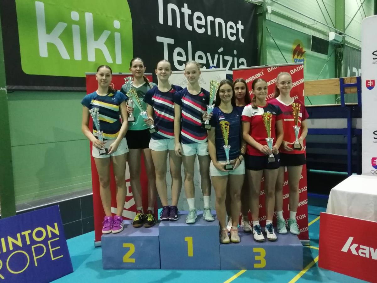 Slovak Youth U17_Bogojevic i Latas_postolje.jpg