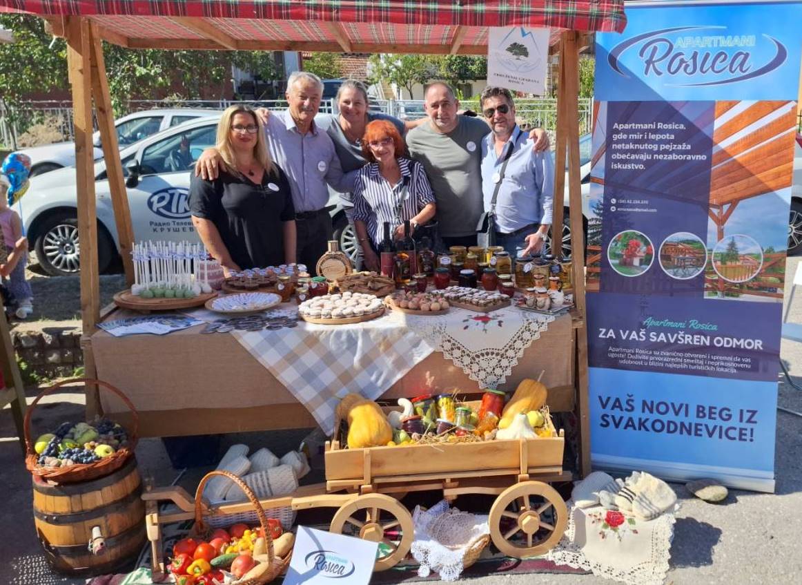 Апартмани Росица, екипа на штанду.jpg