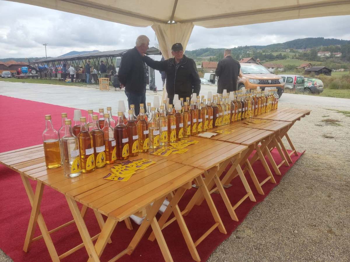 Sajam domaće rakije održan u zlatiborskom selu 