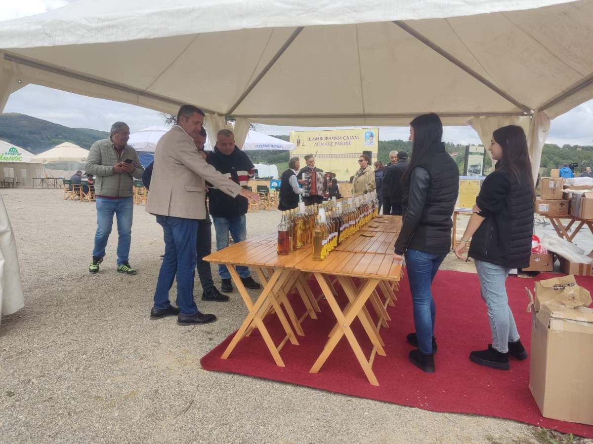 Sajam domaće rakije održan u zlatiborskom selu 
