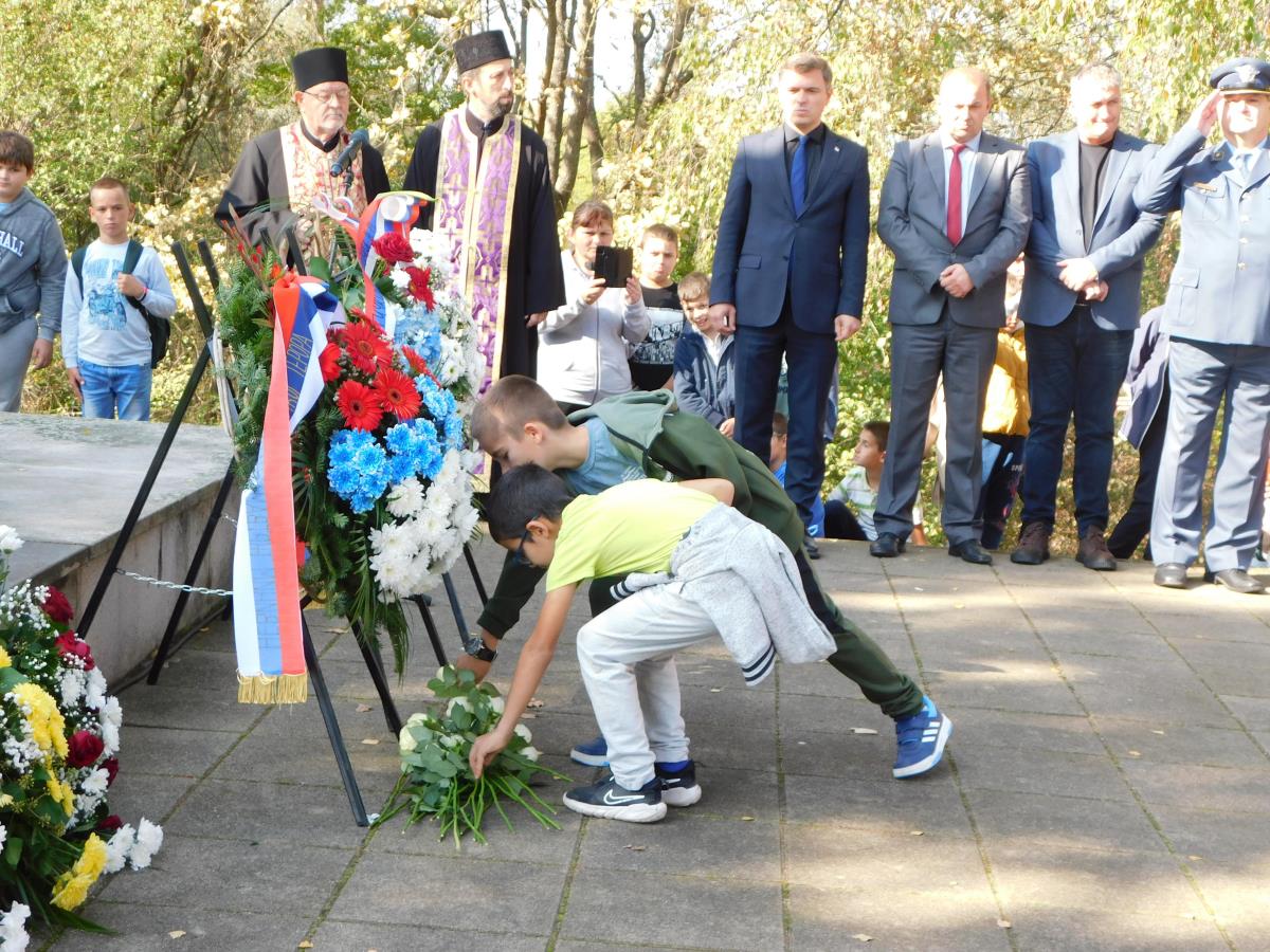 LOZNICA - Đačke žute ruže.JPG