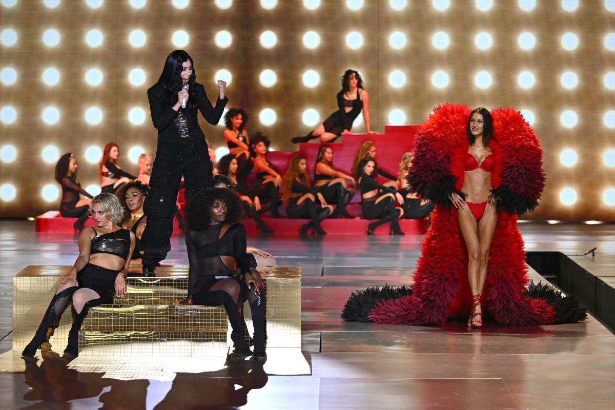 Bela Hadid na reviji Viktorija Sikreta