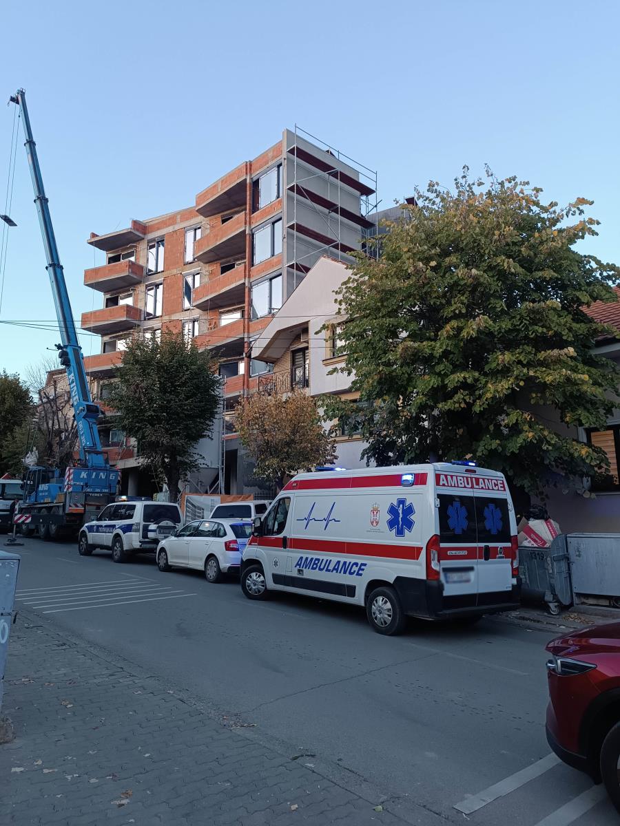 Tragedija u Kragujevcu: Radnik poginuo nakon pada sa građevine, ulica blokirana zbog uviđaja