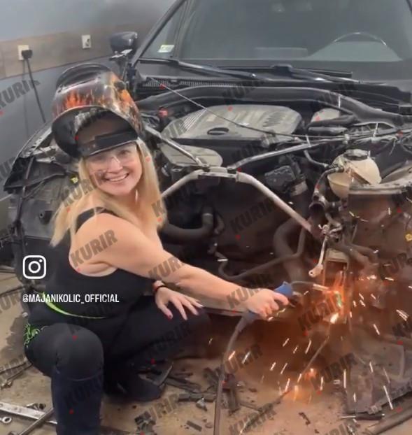 Maja Nikolić kao automehaničar