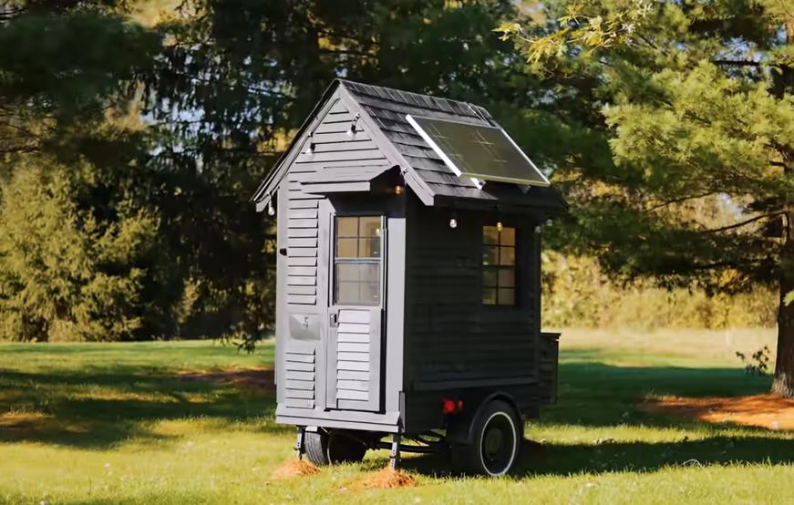 Jutjuber Levi Keli izgradio je minijaturnu kuću na točkovima