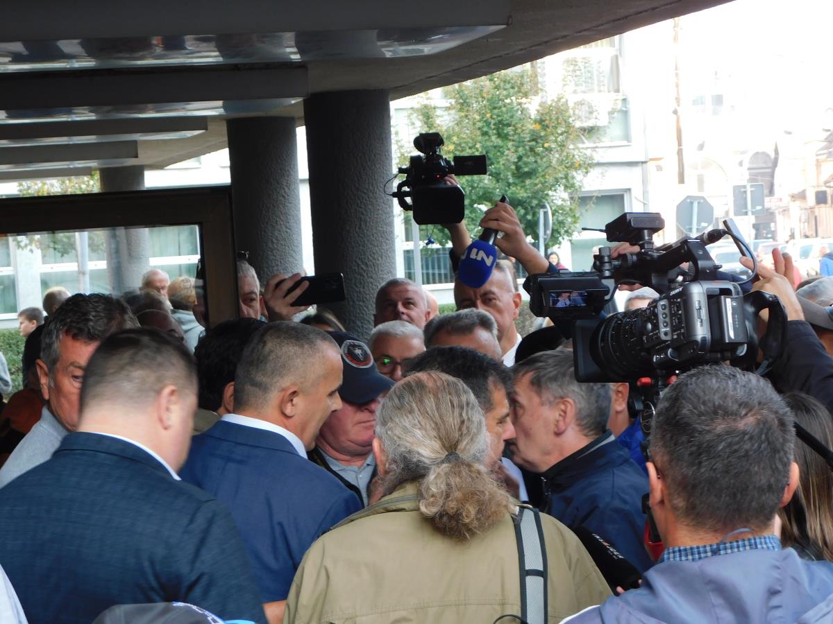 LOZNICA - Incident na ulazu u gradsku upravu.JPG