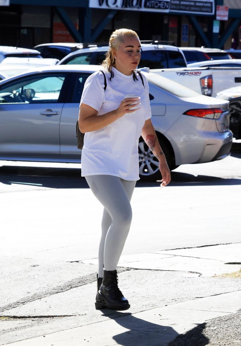 Amanda Bajns u beloj majici na kratke rukave i sivim helankama