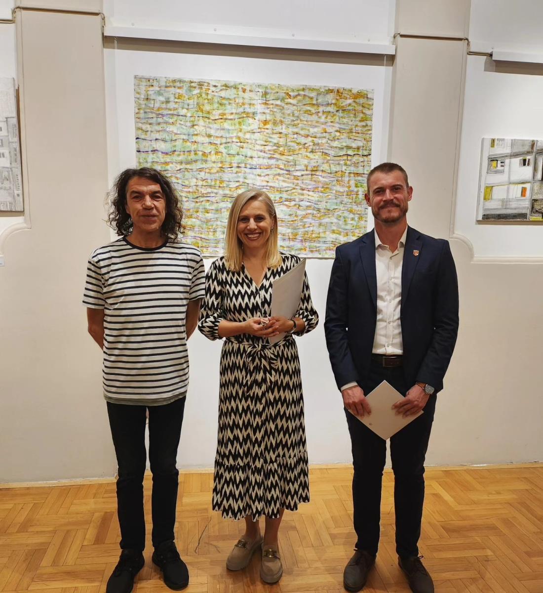 Изложба слика, директор у оделу.jpg