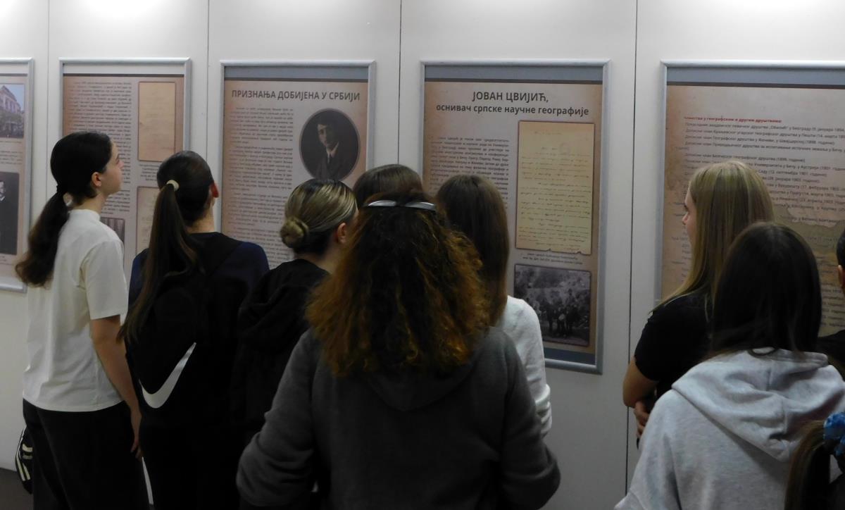 LOZNICA - Srednjoškolci.JPG