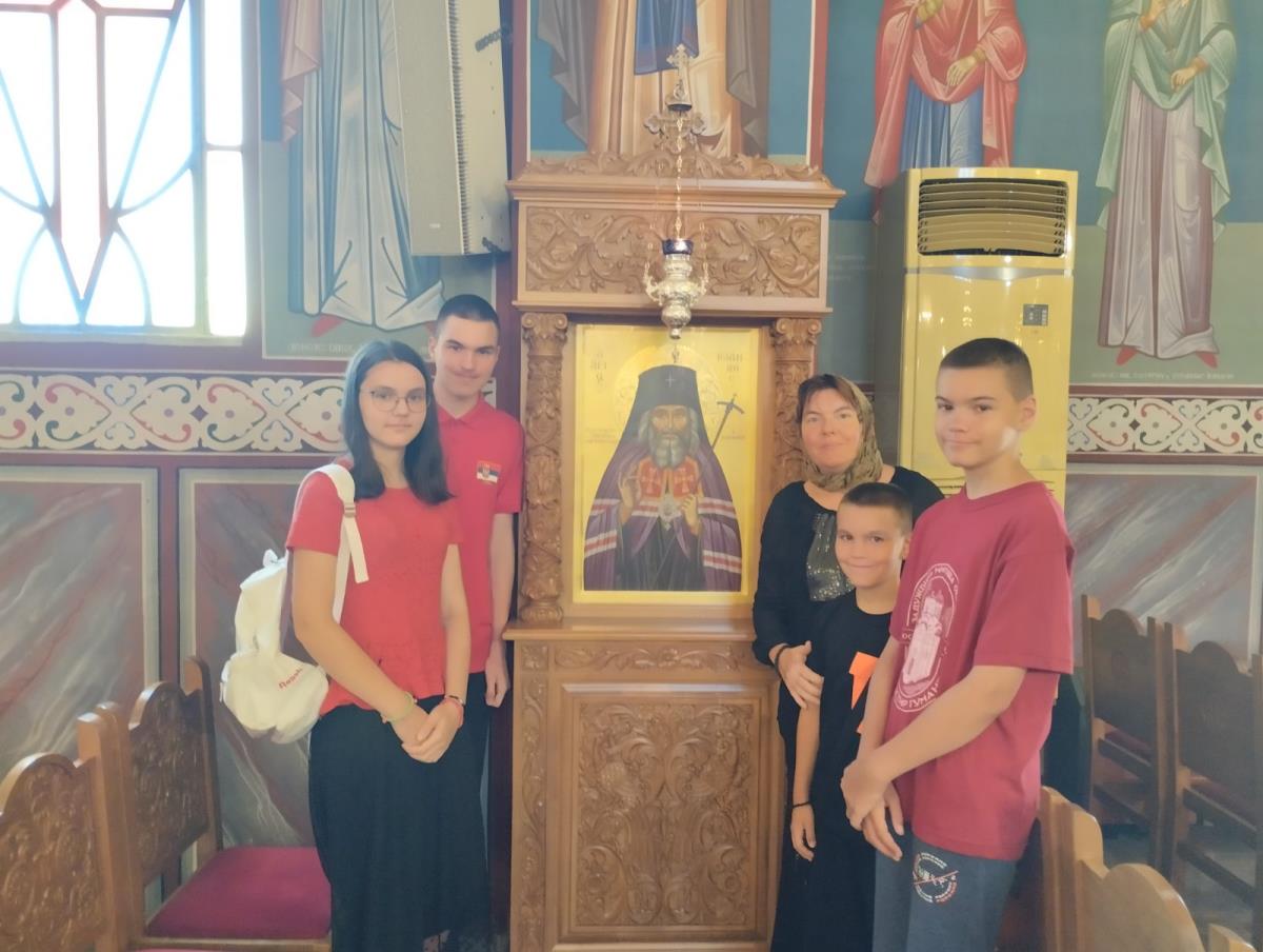 1002 jelena hadzi puric i deca privatna arhiva.jpg