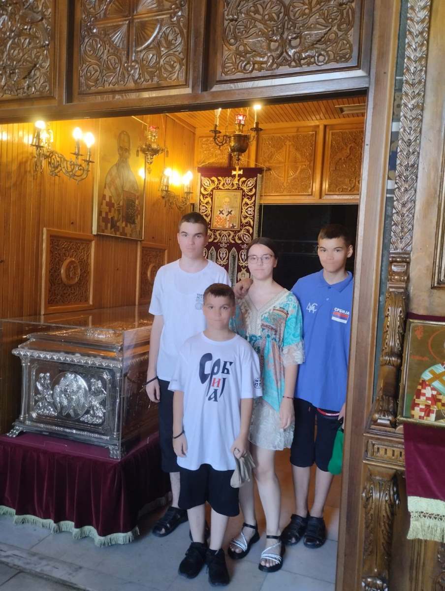 1005 jelena hadzi puric i deca privatna arhiva.jpg