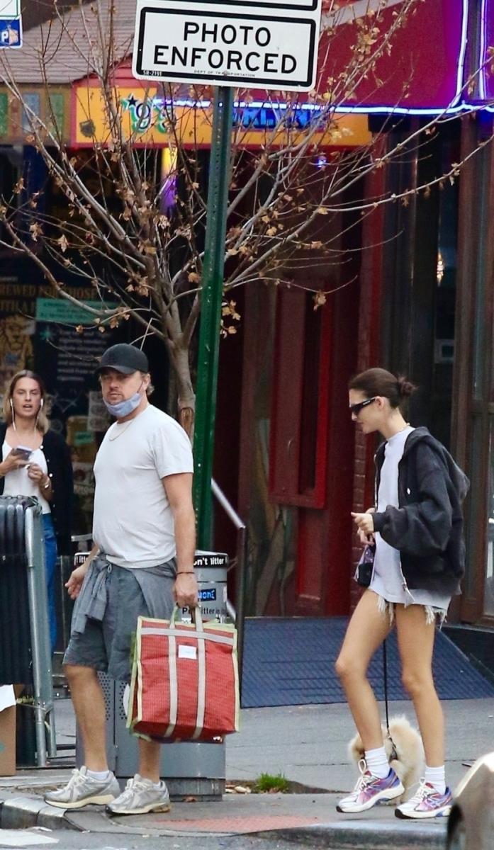 Leonardo Dikapiro u društvu devojke sa crnim kačketom i maskom na licu