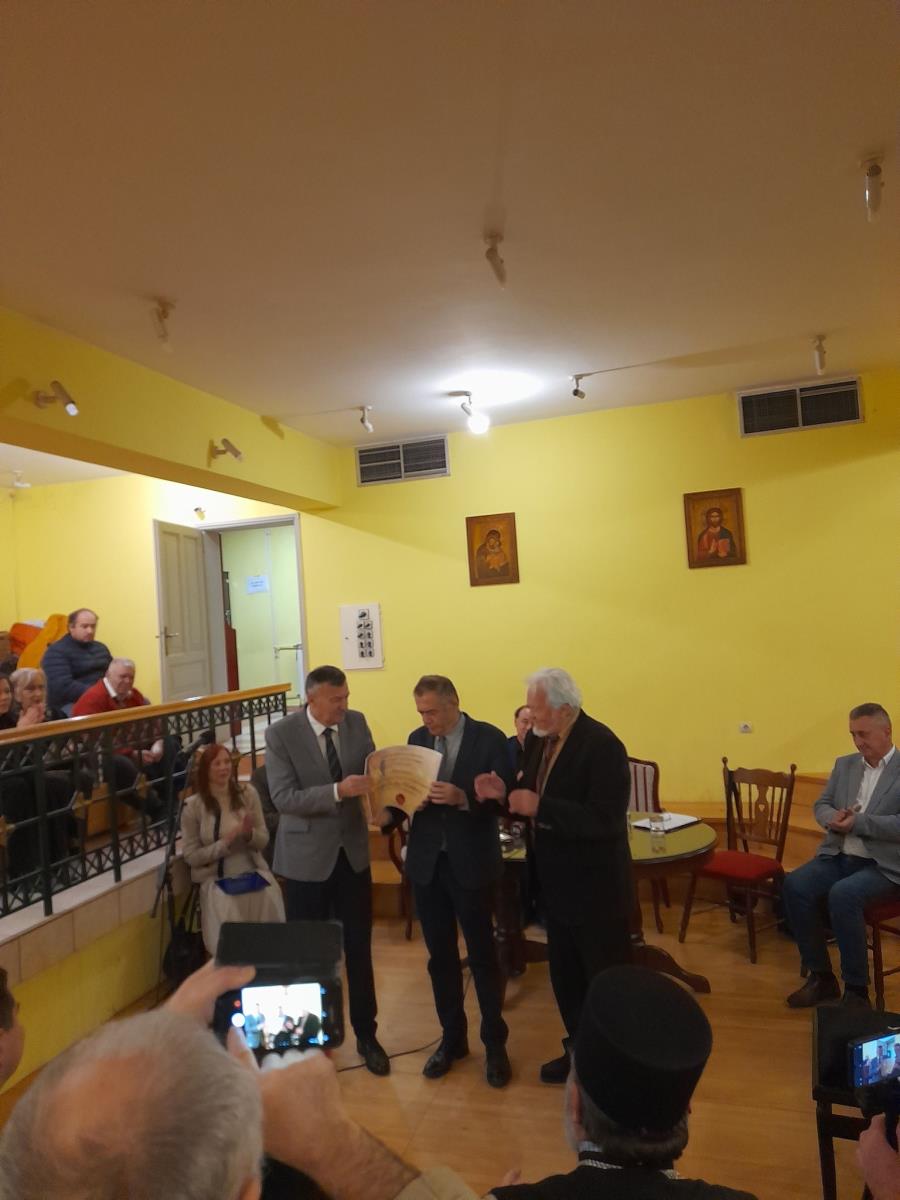 Vladimir Pištalo prima nagradu.jpg