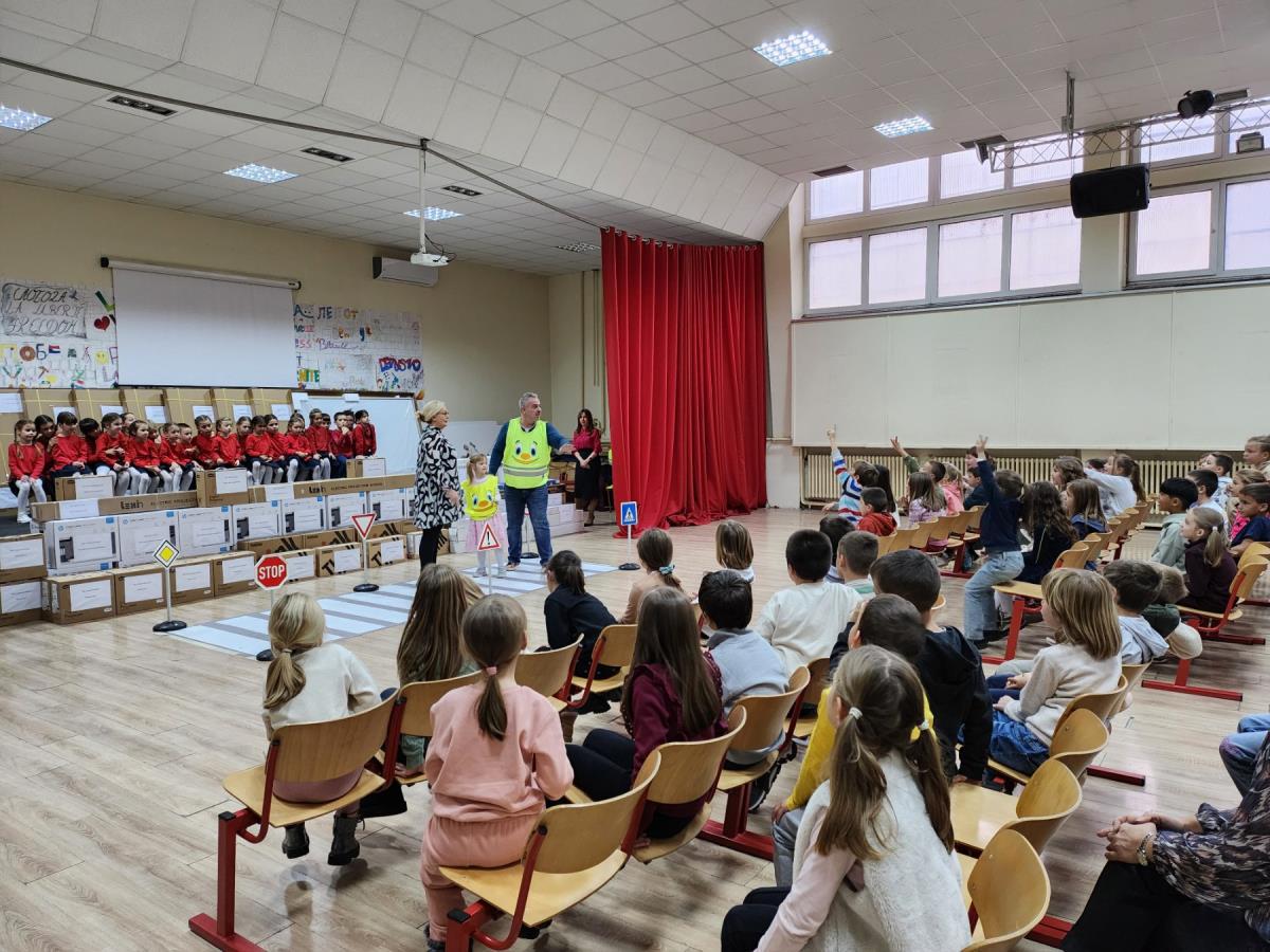 Predavanje Đaci vas mole usporite pored škole Leontina hor Čarolija i Miljan.jpg