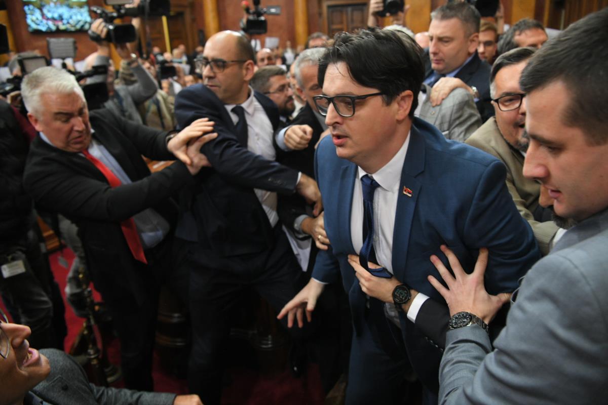 Tuca opozicija skupstina Srbije, foto ATAimages (7).JPG