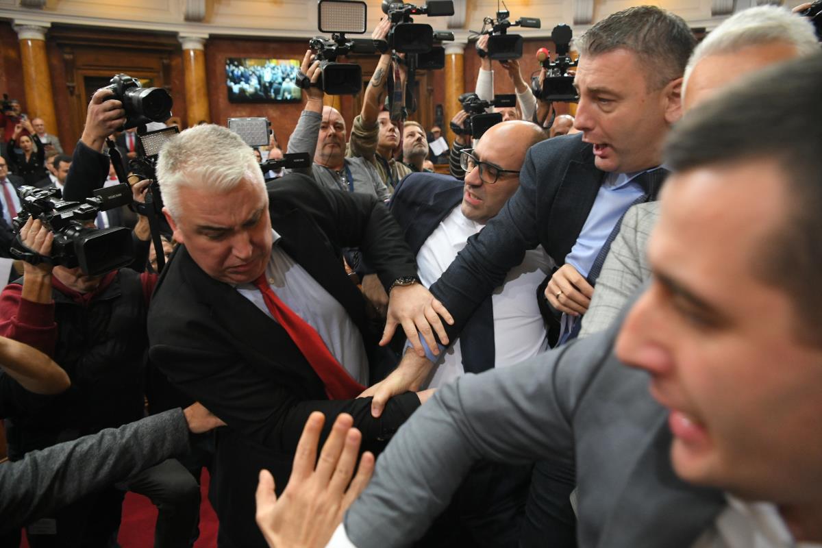 Tuca opozicija skupstina Srbije, foto ATAimages (8).JPG