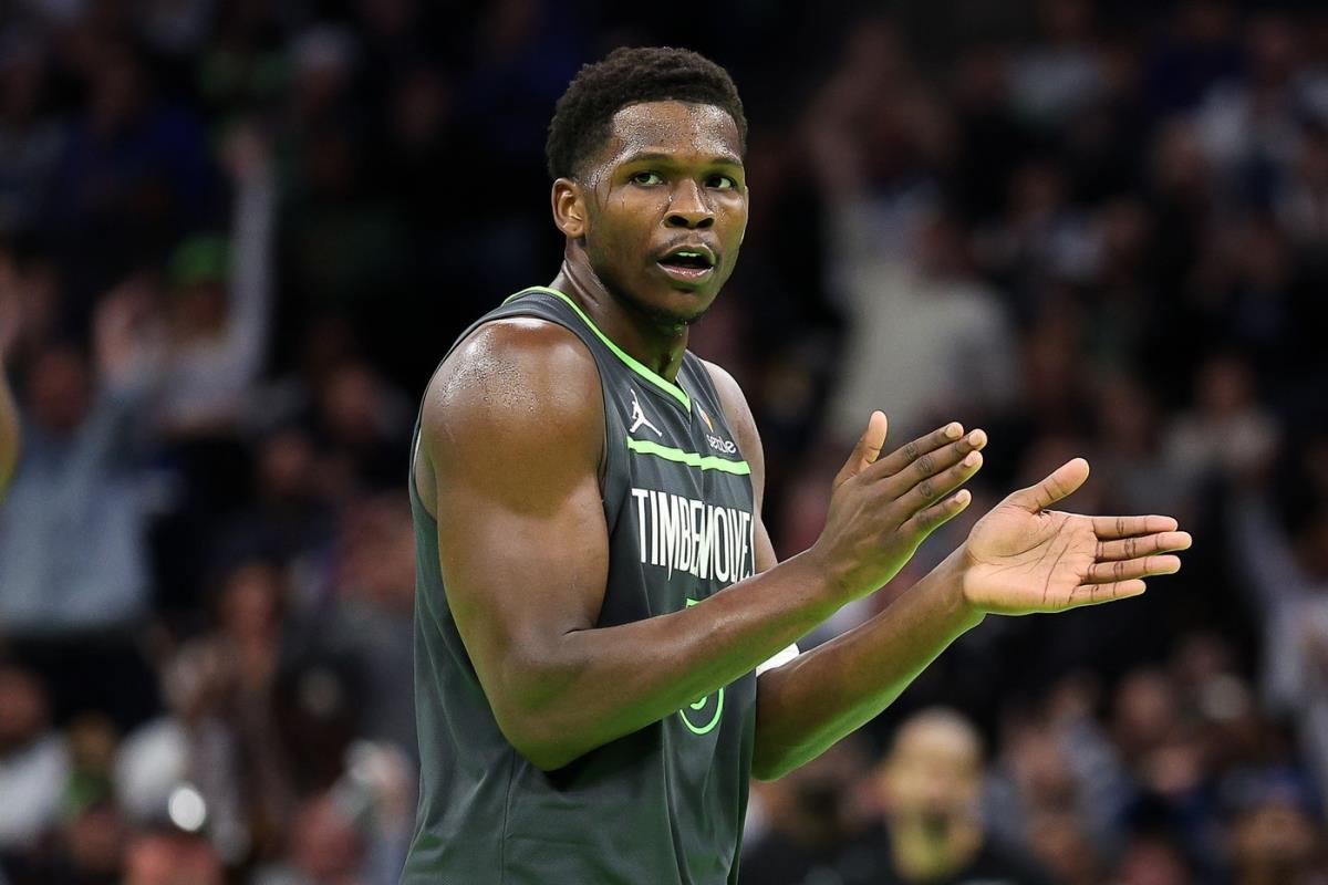 Entoni Edvards se hvata za međunožje i vređao navijače usred utakmice