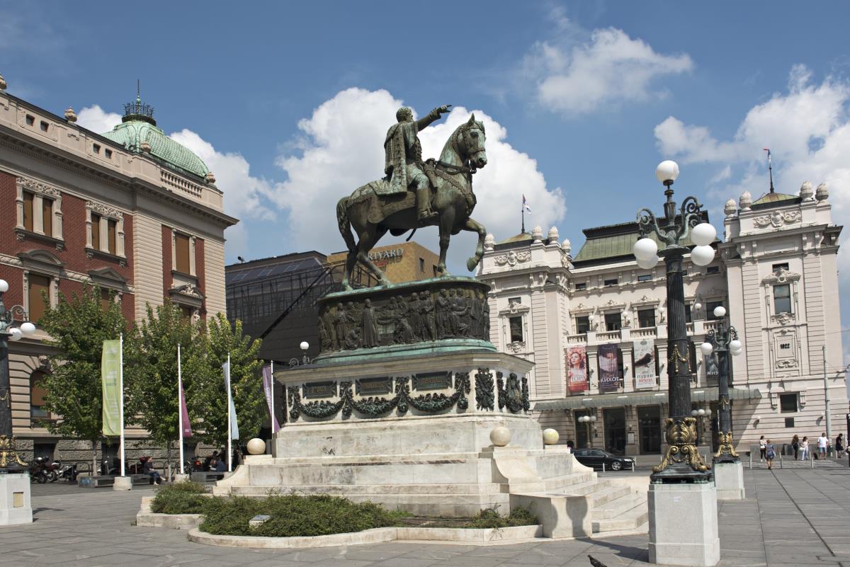 Spomenik knezu Mihailu Obrenoviću na Trgu republike