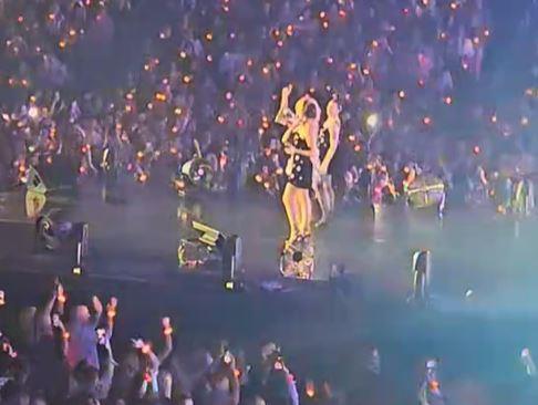 Lepa Brena sa zavojem đuskala celi koncert