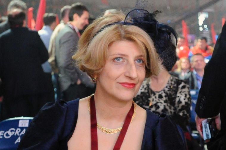 Isidora Bjelica sa crnom mašnom u kosi